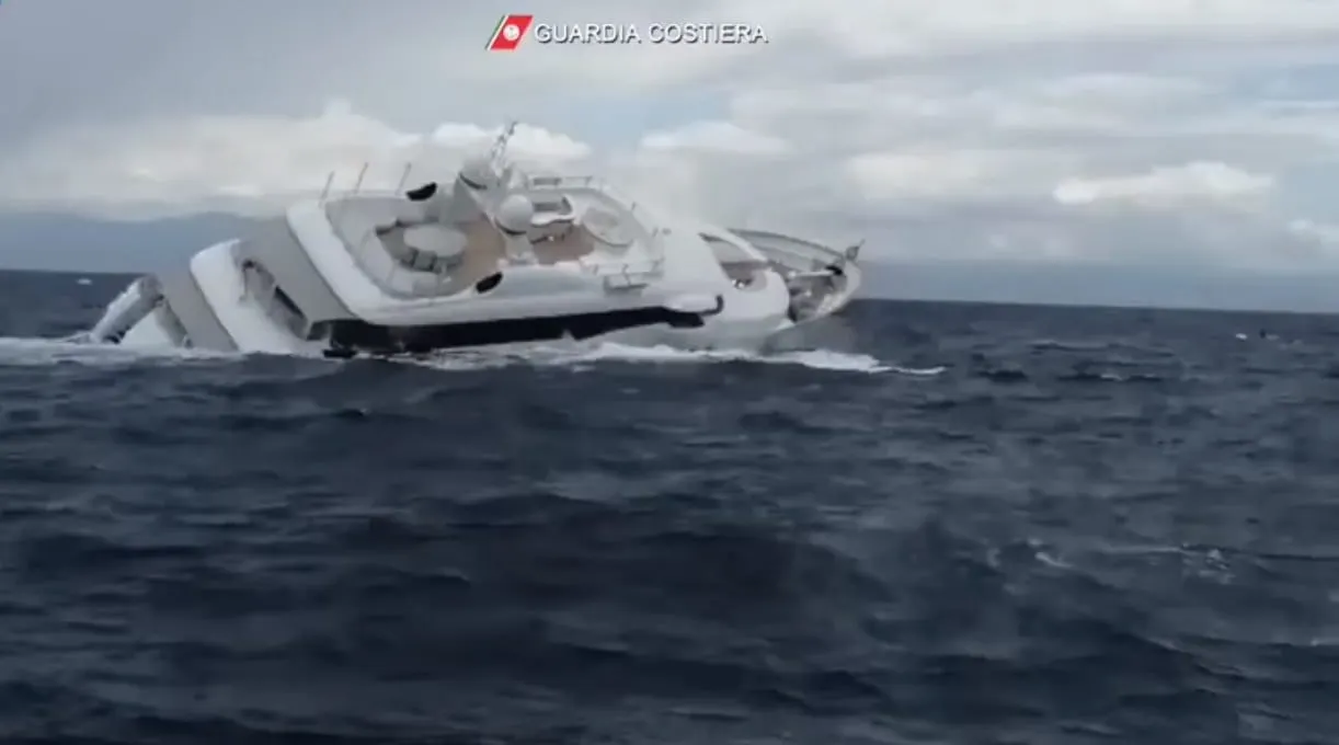Yate de lujo de 40 metros se hundió en las costas de Italia