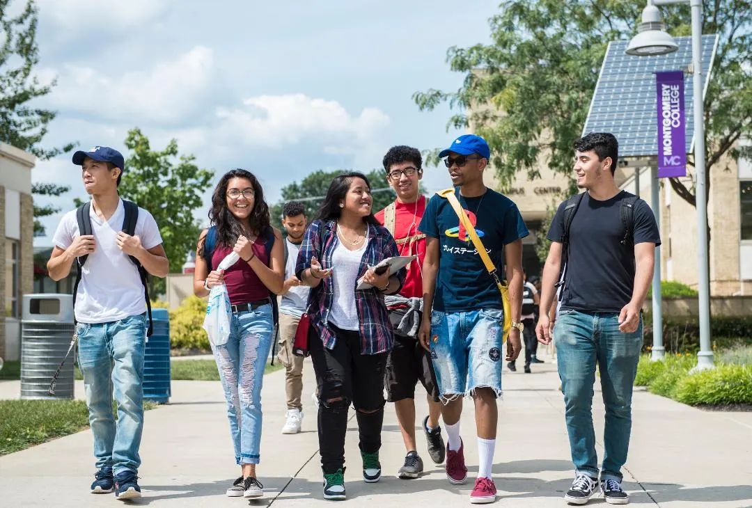 Grupo de jovenes latinos