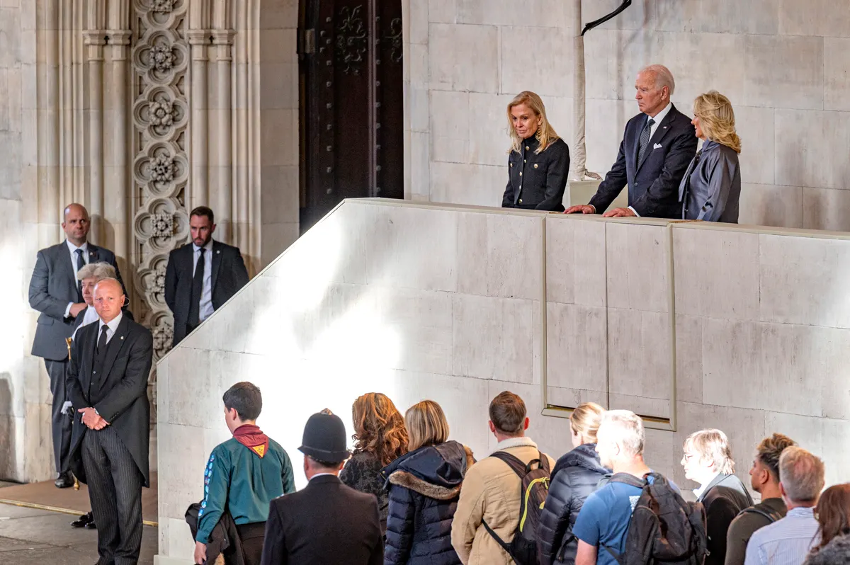 Presidente Biden y su esposa presentan sus respetos ante el féretro de la reina Isabel II
