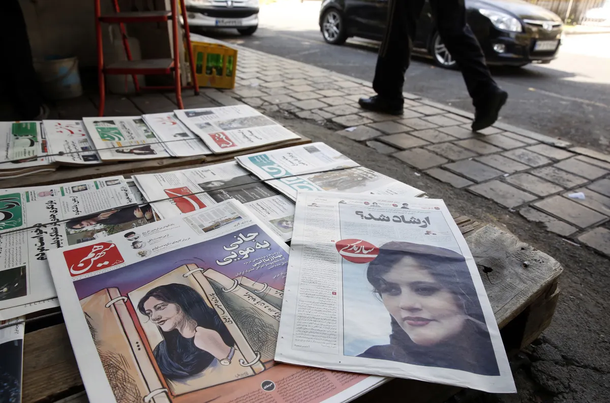 Irán | Mujer murió después de ser golpeada por la policía por no llevar bien el hiyab