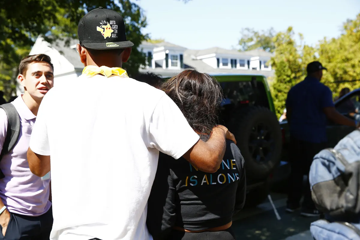 Migrantes que llegaron a Martha's Vineyard irán a base militar de Cape Cod