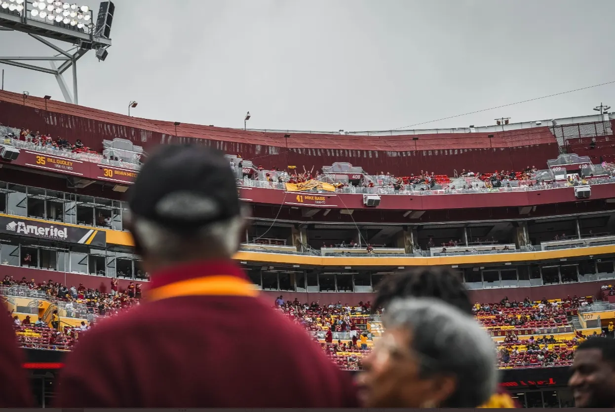 Fanáticos que cayeron de un palco de FedEx Field demandan a los Washington Commanders