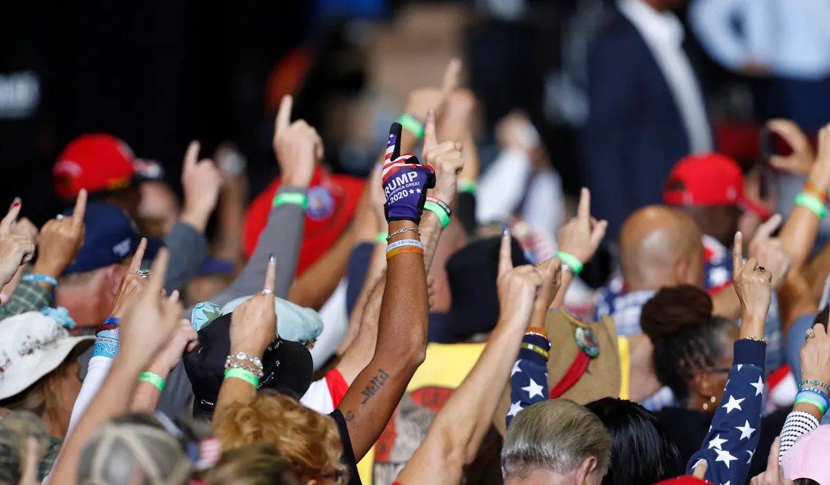 Seguidores de Trump inventan un nuevo saludo y causan polémica