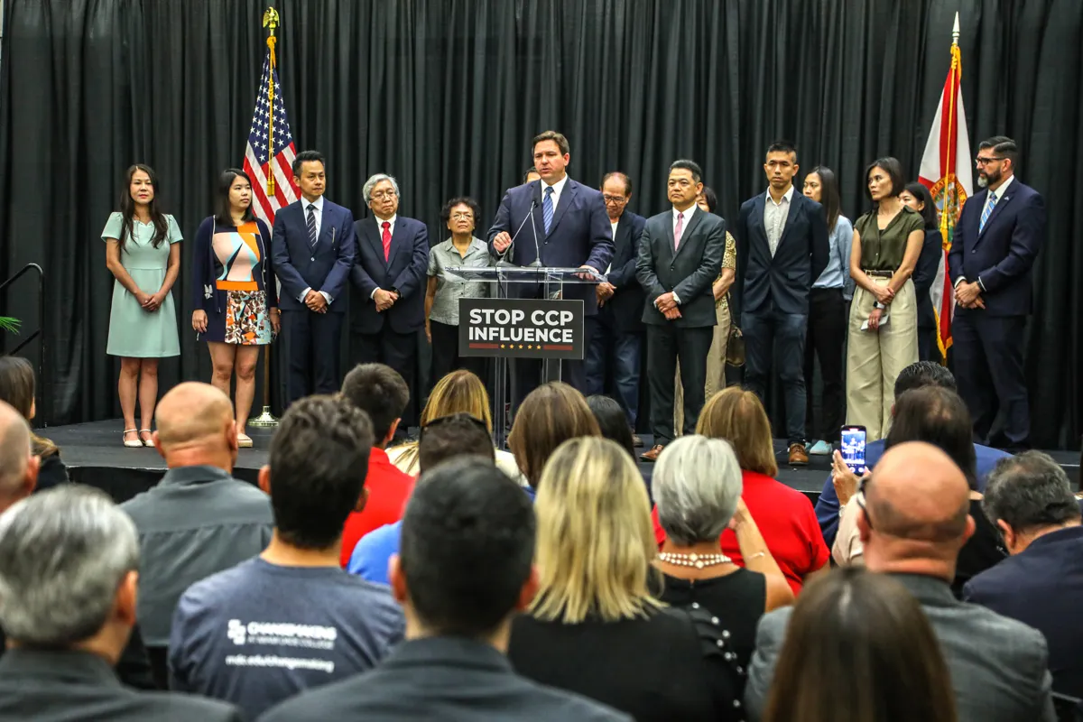 Republicanos latinos, cómplices por su silencio del teatro político de DeSantis