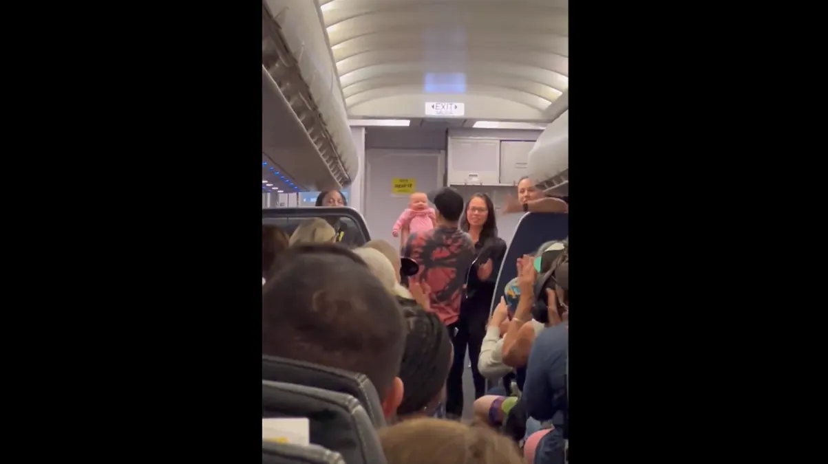 Enfermera salvó a una bebé que dejó de respirar en un vuelo que iba a Orlando