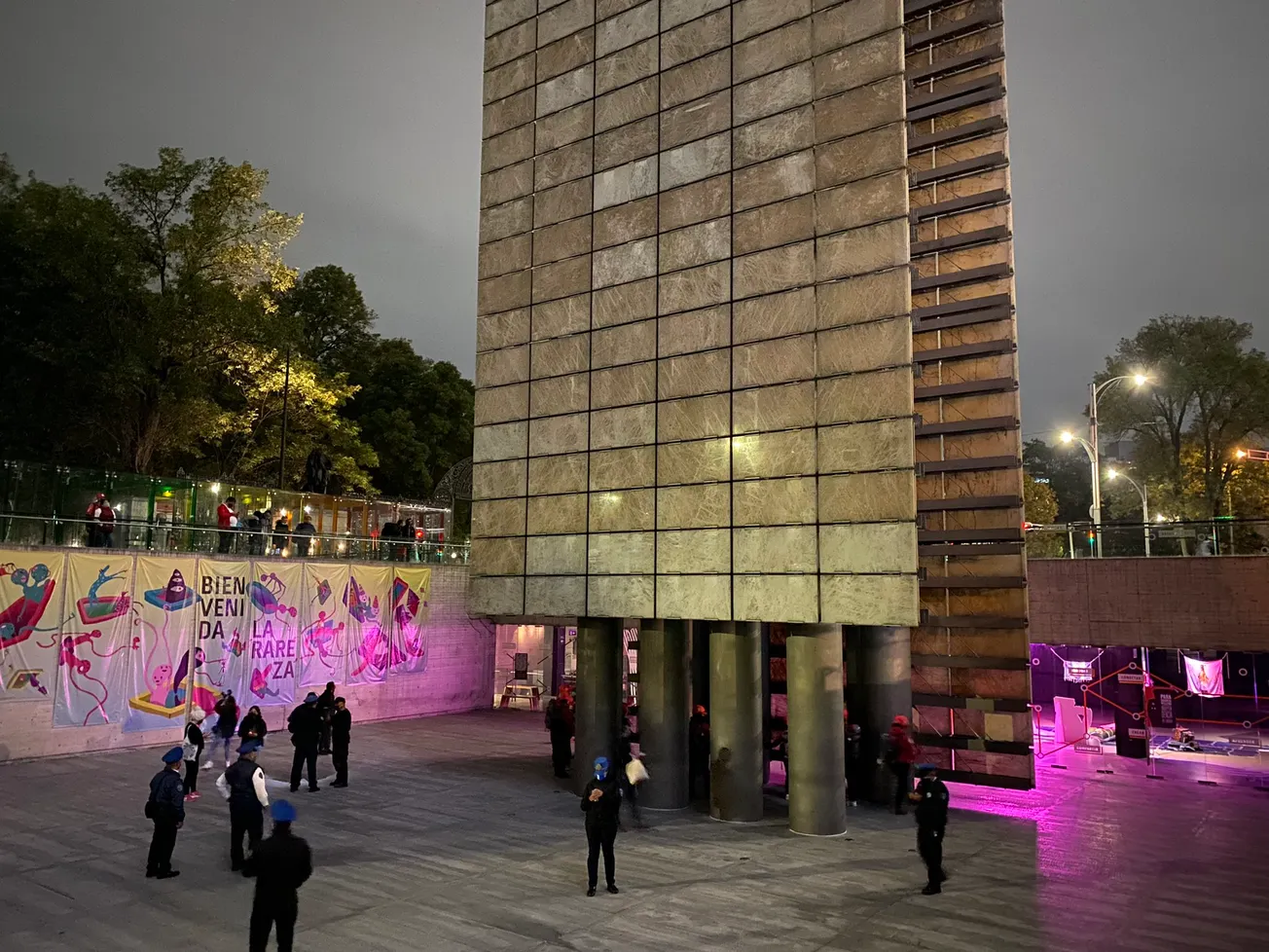 Estela de Luz en México fue tomada por familiares de desaparecidos