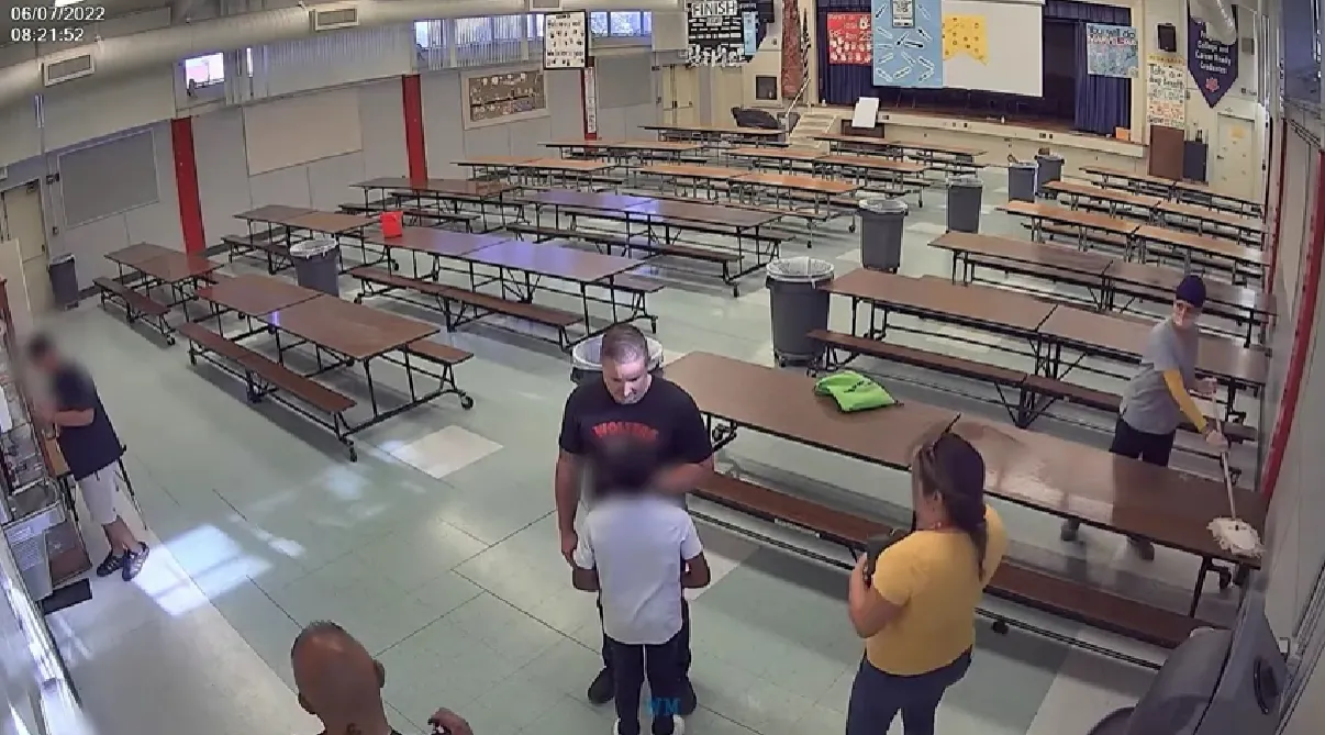 Exdirector de primaria enfrenta cargos penales por golpear a un alumno con necesidades especiales