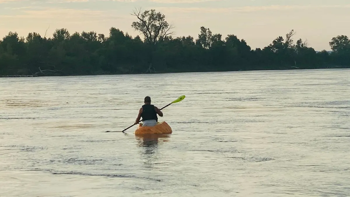 Hombre busca romper récord mundial tras remar 61 kilómetros en un “bote calabaza” por el río Missouri