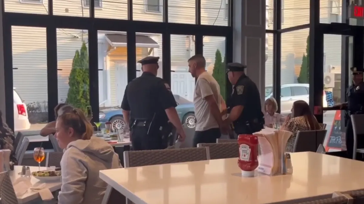 Hombre fingió ser arrestado para pedirle matrimonio a su novia en Washington DC