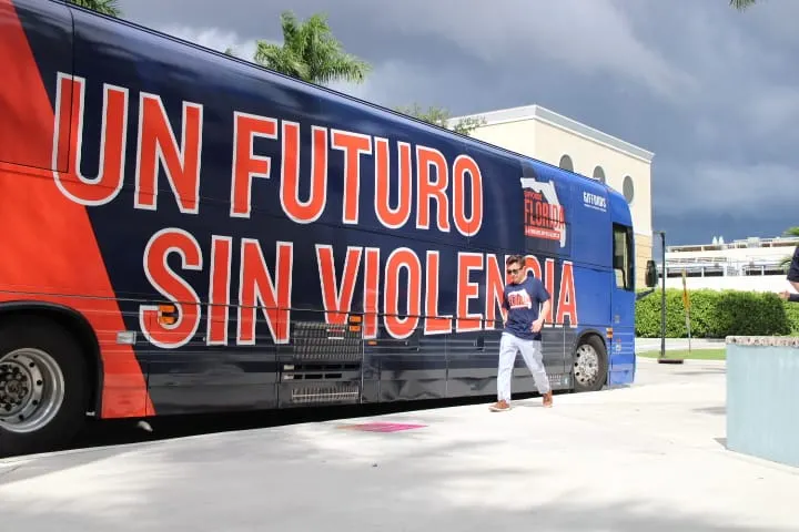 Autobus por la no violencia de la organización Giffords