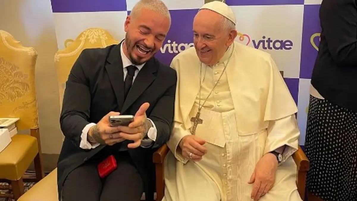 J Balvin y el Papa Francisco posan felices para selfies improvisadas. Míralas aquí