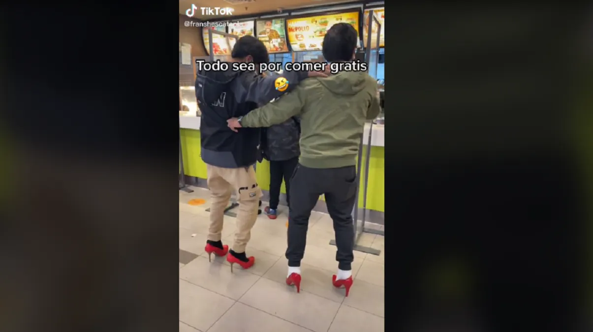 Jóvenes usan tacones rojos para conseguir “Menú Yatra” en McDonald’s