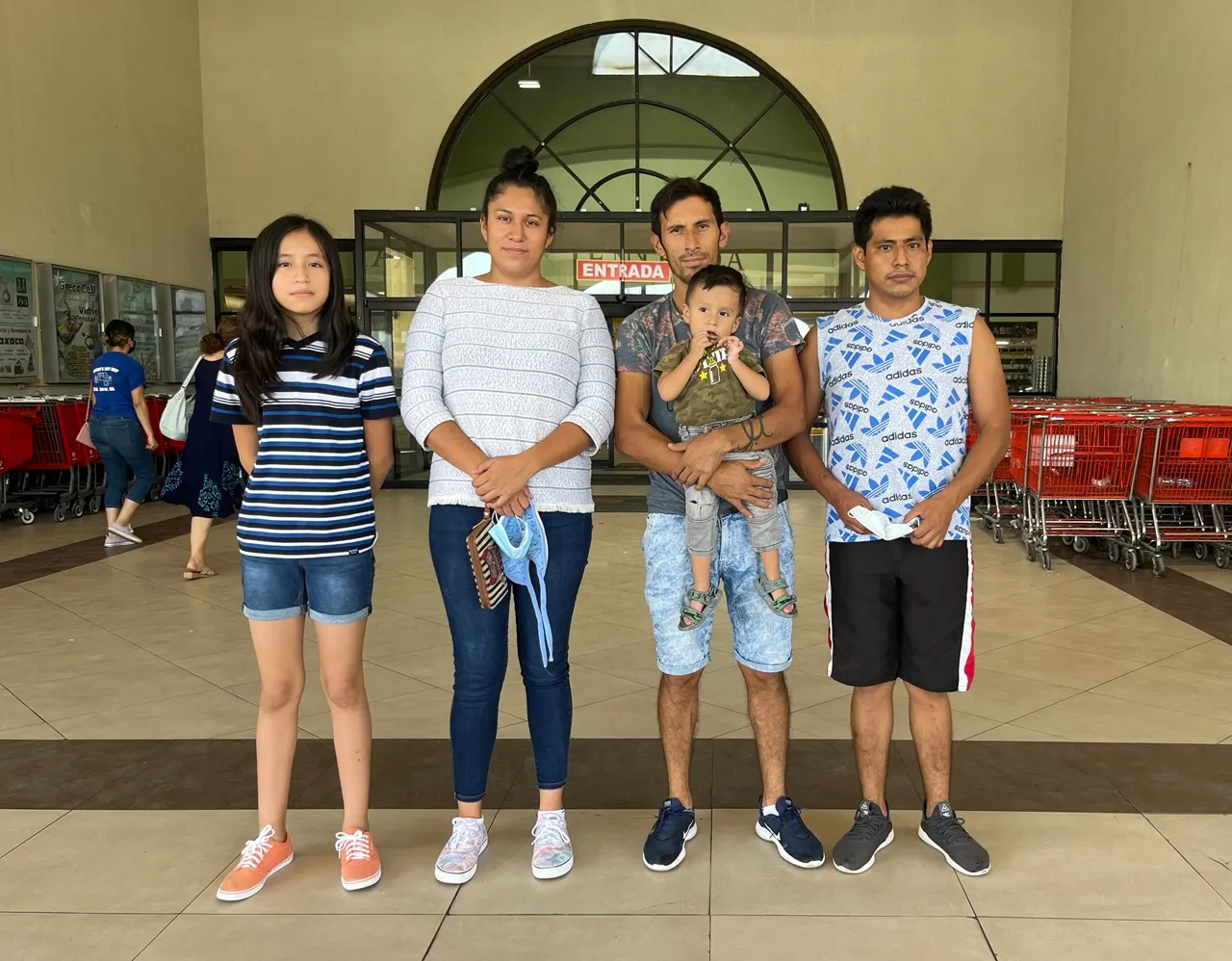 La salud de los inmigrantes empeora mientras esperan en refugios fronterizos