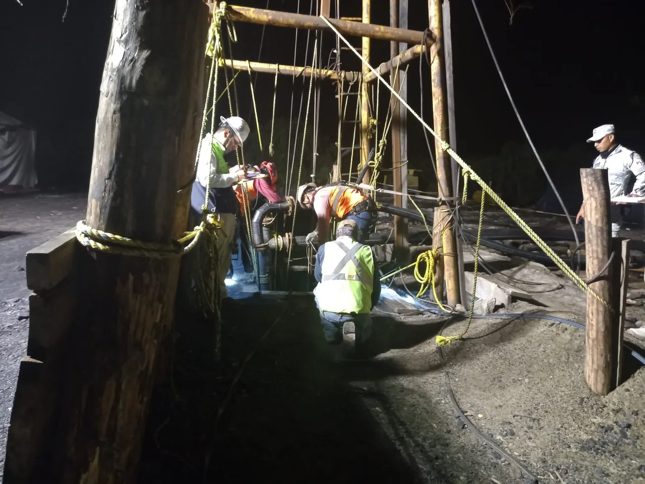 Mineros en México suman 33 días atrapados