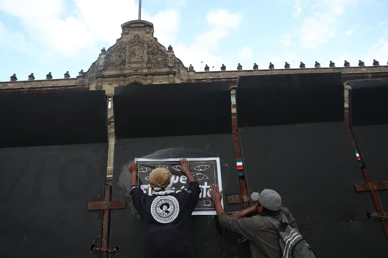 Ángel de la Independencia vandalizado tras marcha por los 43