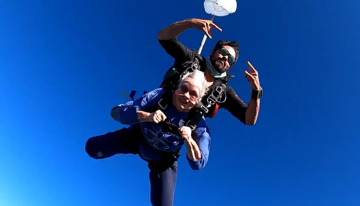 Mujer de 91 años saltó en paracaídas para celebrar su cumpleaños