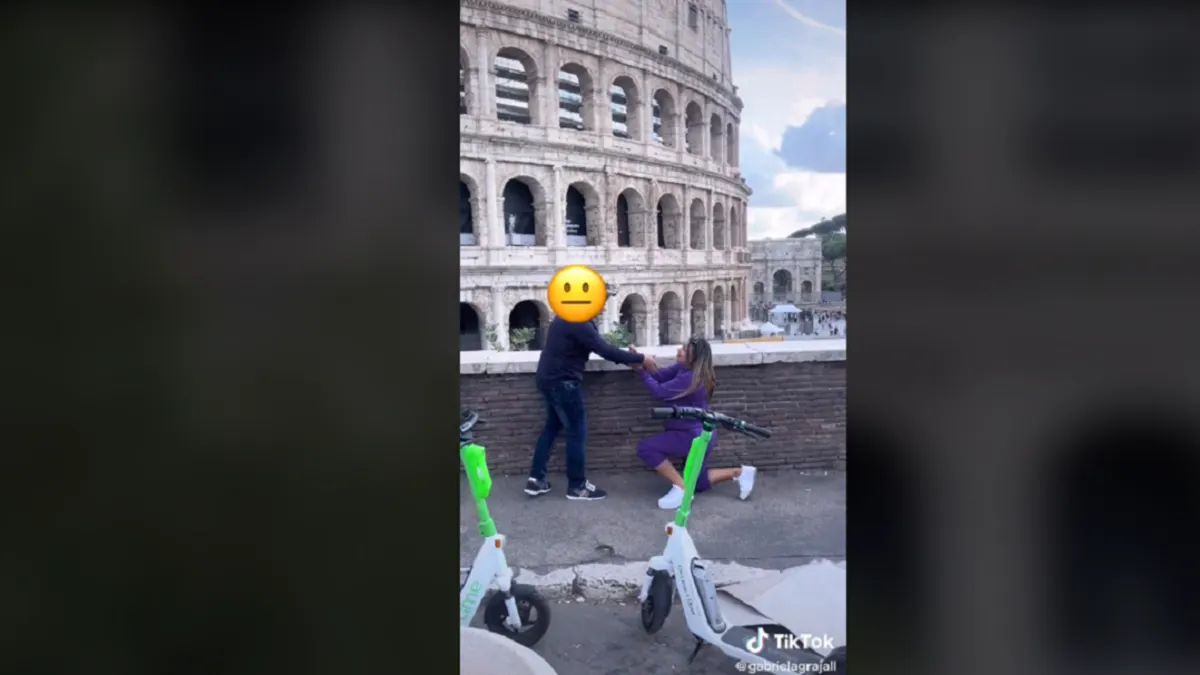 Mujer propone matrimonio frente al Coliseo Romano y el novio sale corriendo