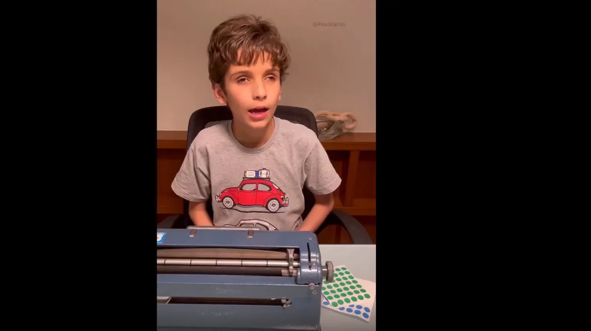 Niño con discapacidad visual adapta álbum del Mundial al sistema braille