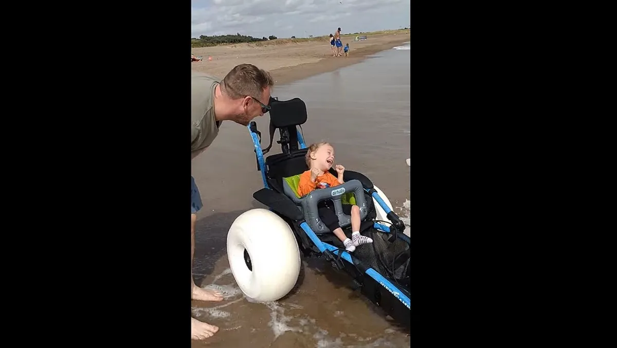 Niño con parálisis cerebral juega en la playa por primera vez gracias a una silla de ruedas especial