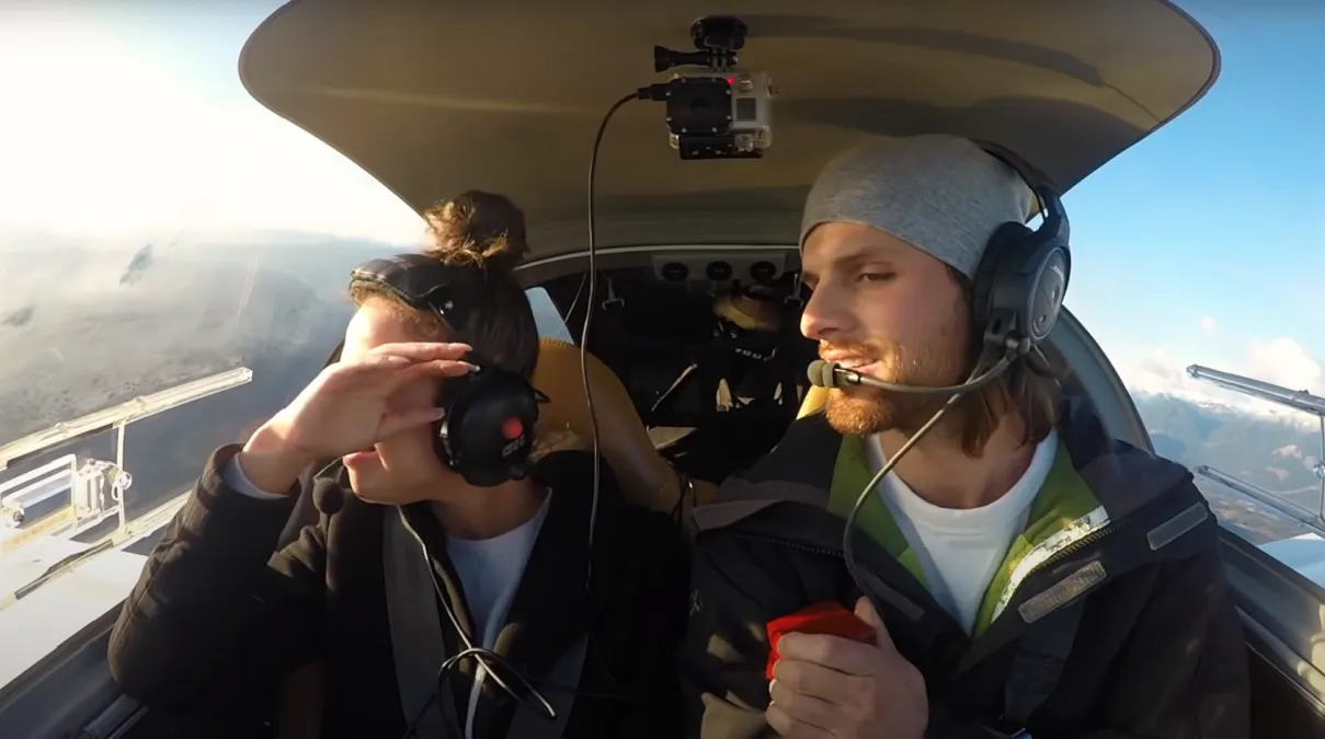 Piloto fingió una emergencia mientras volaba una avioneta para pedirle matrimonio a su novia