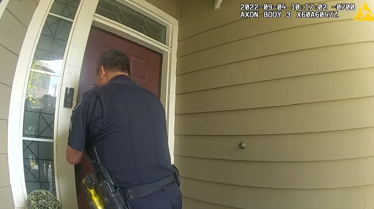 Policía de California sacó de una casa a un oso que entró a robar un pastel