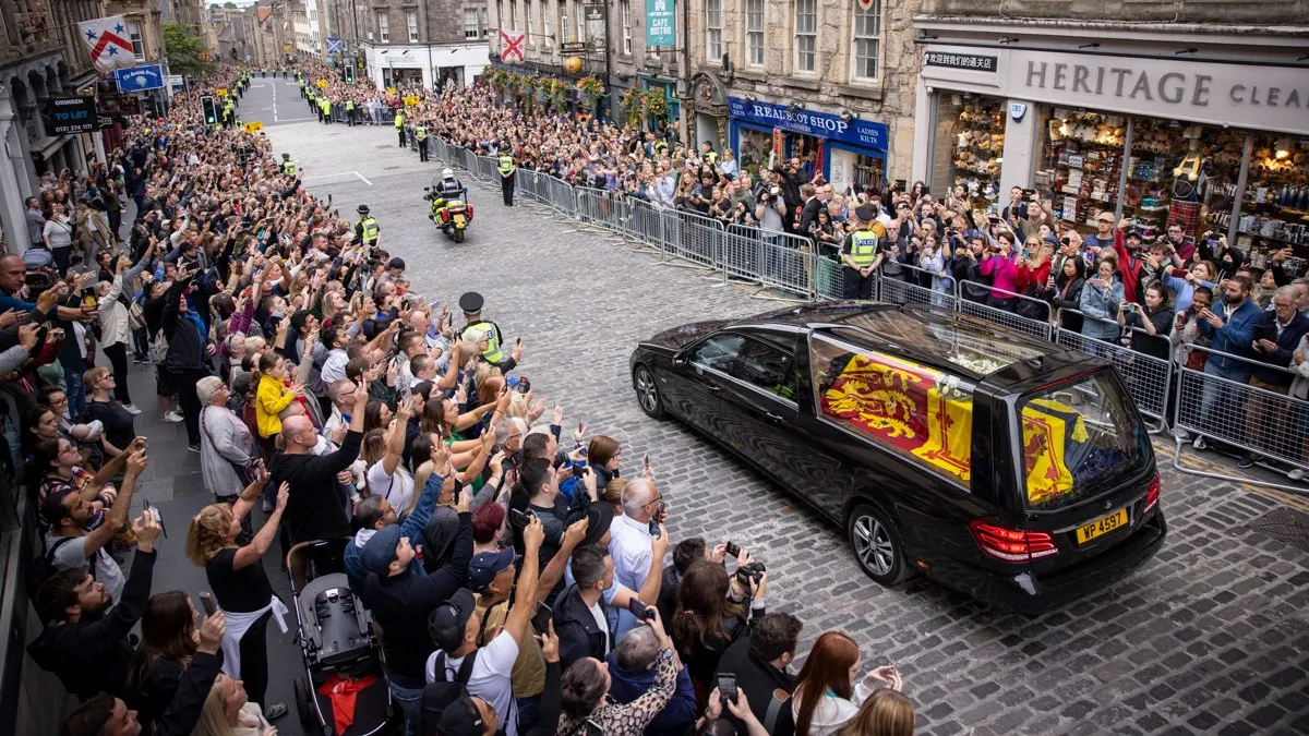 Ataúd con la reina Isabel II viaja de Escocia a Londres