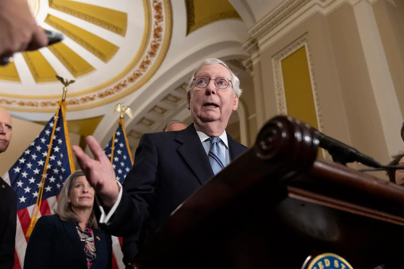 McConnell y McCarthy reciben desaire de familiares de oficial caído en los ataques del 6 de enero