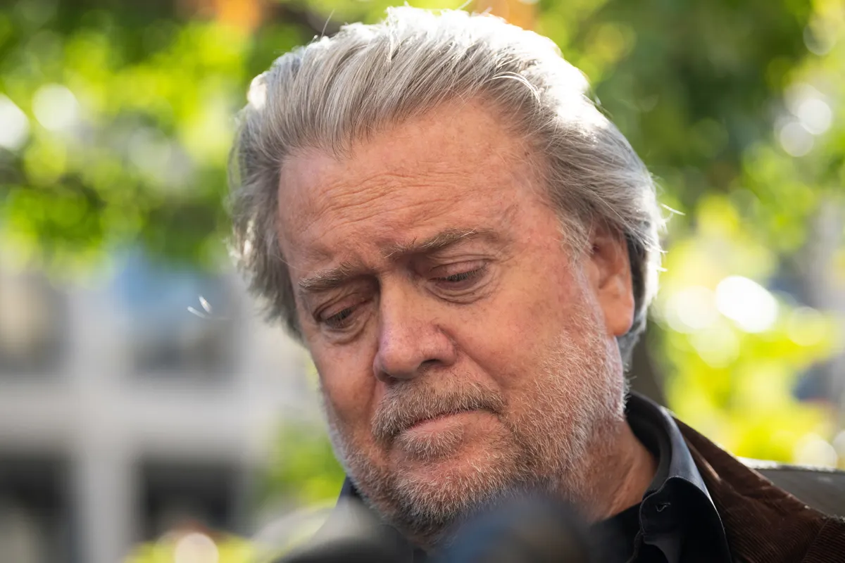 Condenan a cuatro meses de prisión a Steve Bannon, exasesor de Trump