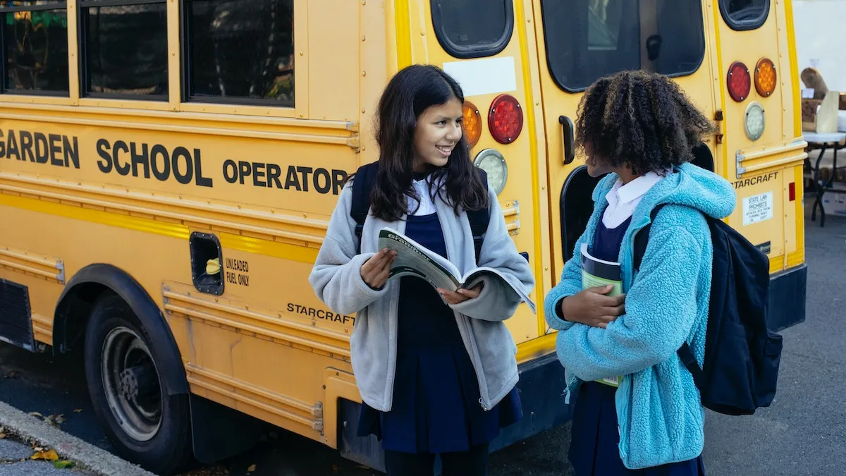 Kamala Harris anunció la entrega de autobuses escolares en todo el país