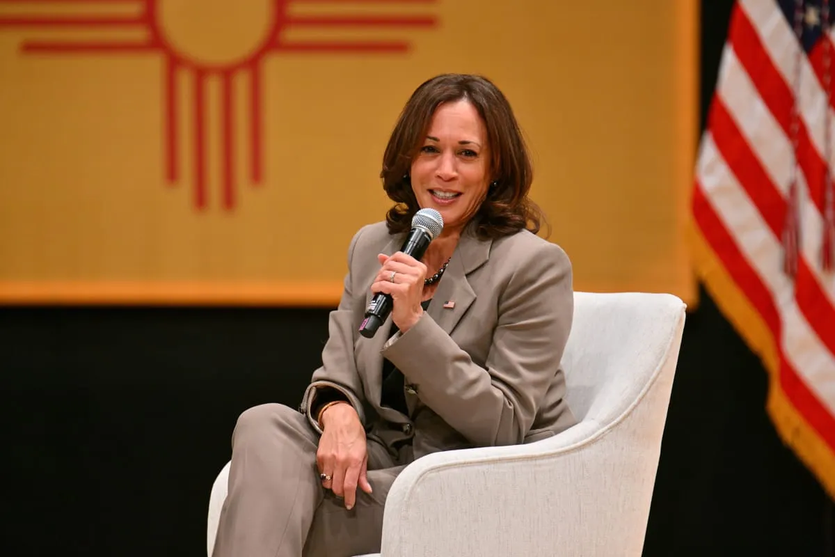 La estrategia para elevar la imagen (y los números) de Kamala Harris...¿llega tarde?