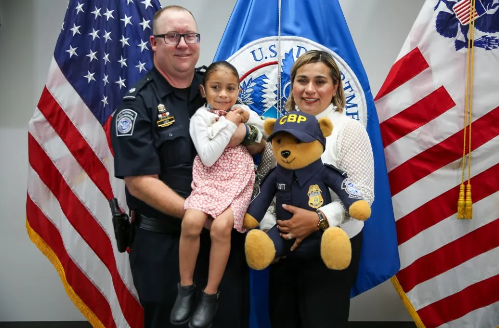 Agente se reencuentra con niña a la que ayudó a nacer en la frontera