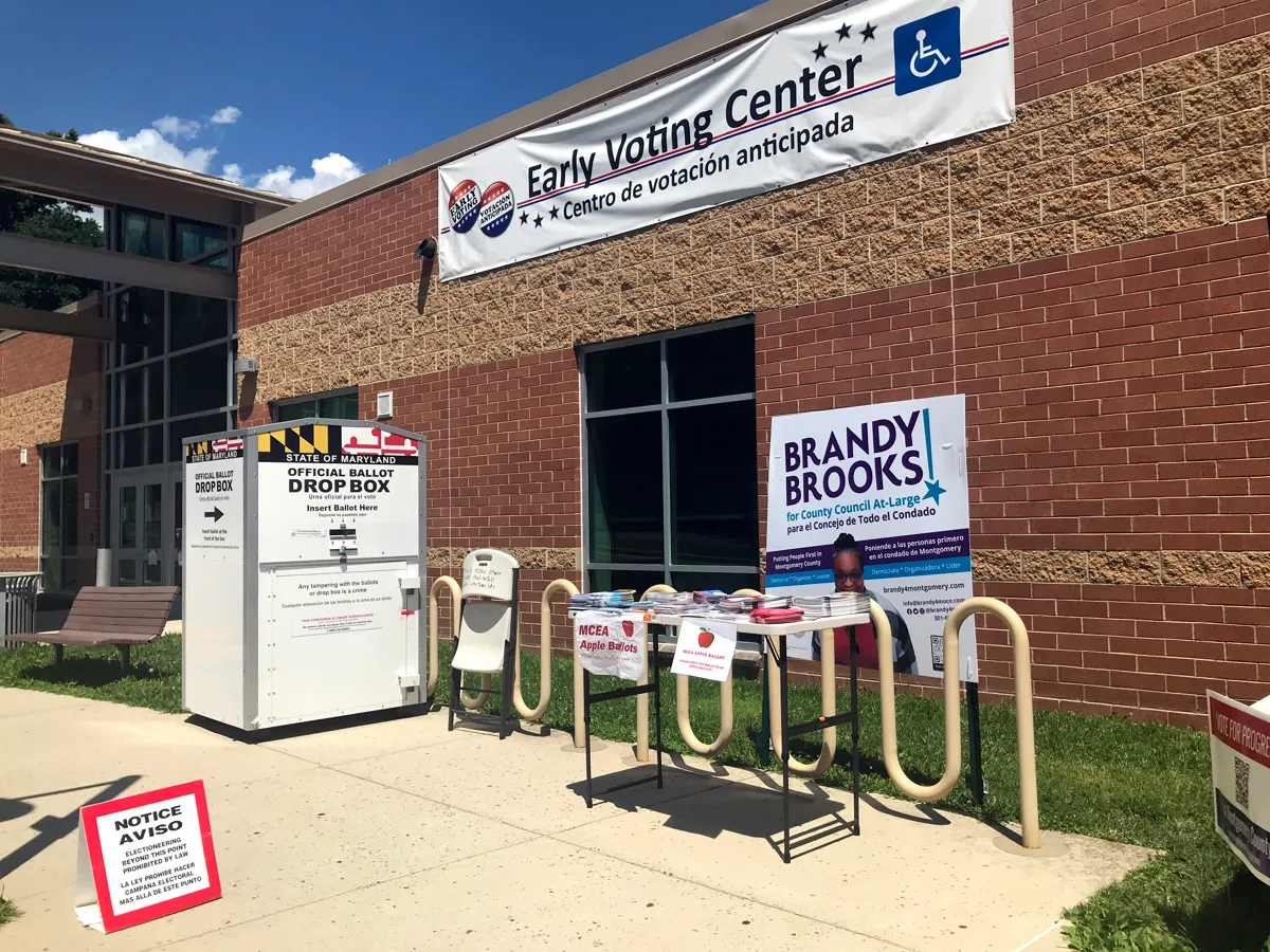 Puestos de seguridad, más policías y sistemas de mensajes internos: las medidas de funcionarios electorales de cara a las midterms