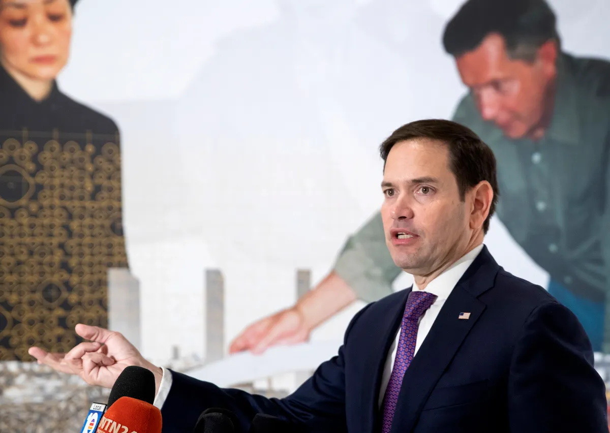 Atacan en Florida a activista republicano que vestía franela de Marco Rubio y gorra alusiva a DeSantis