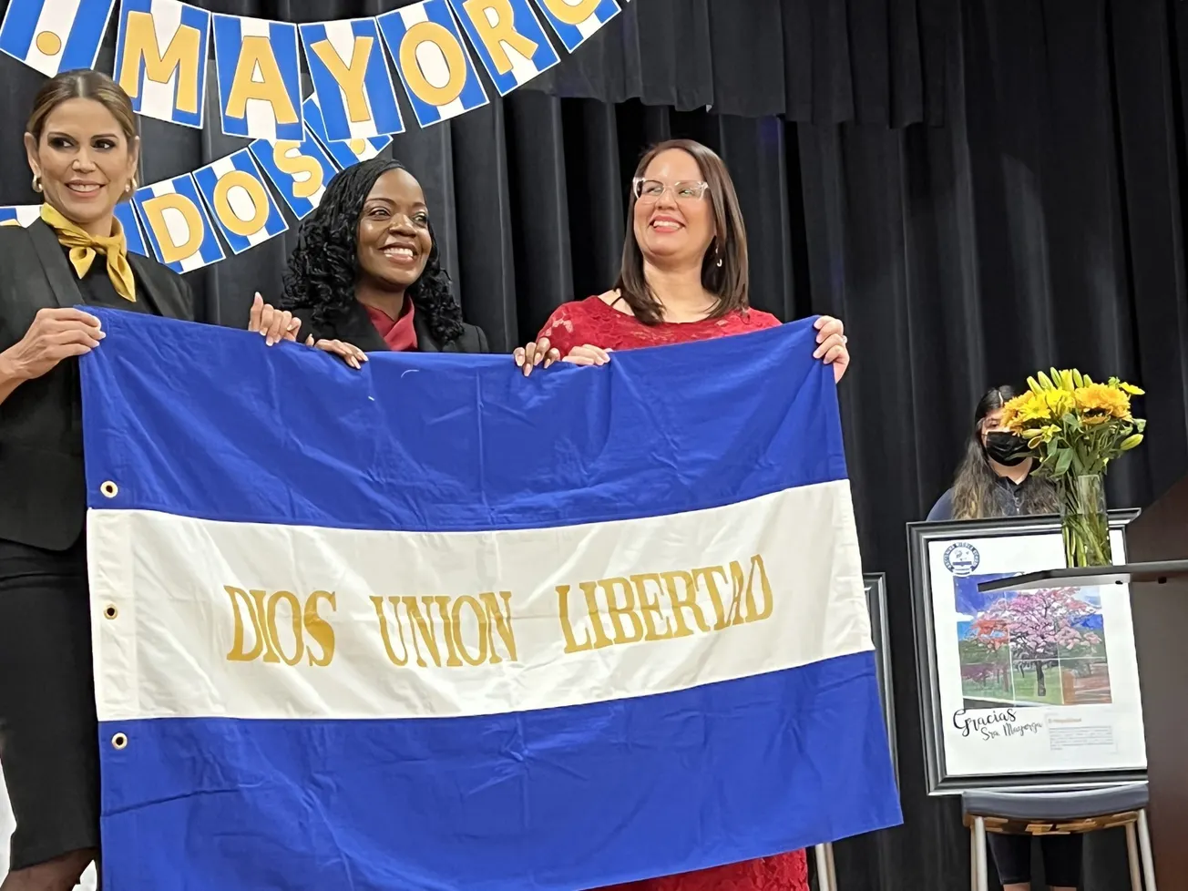 Embajadora de El Salvador promociona su país en escuela de Maryland