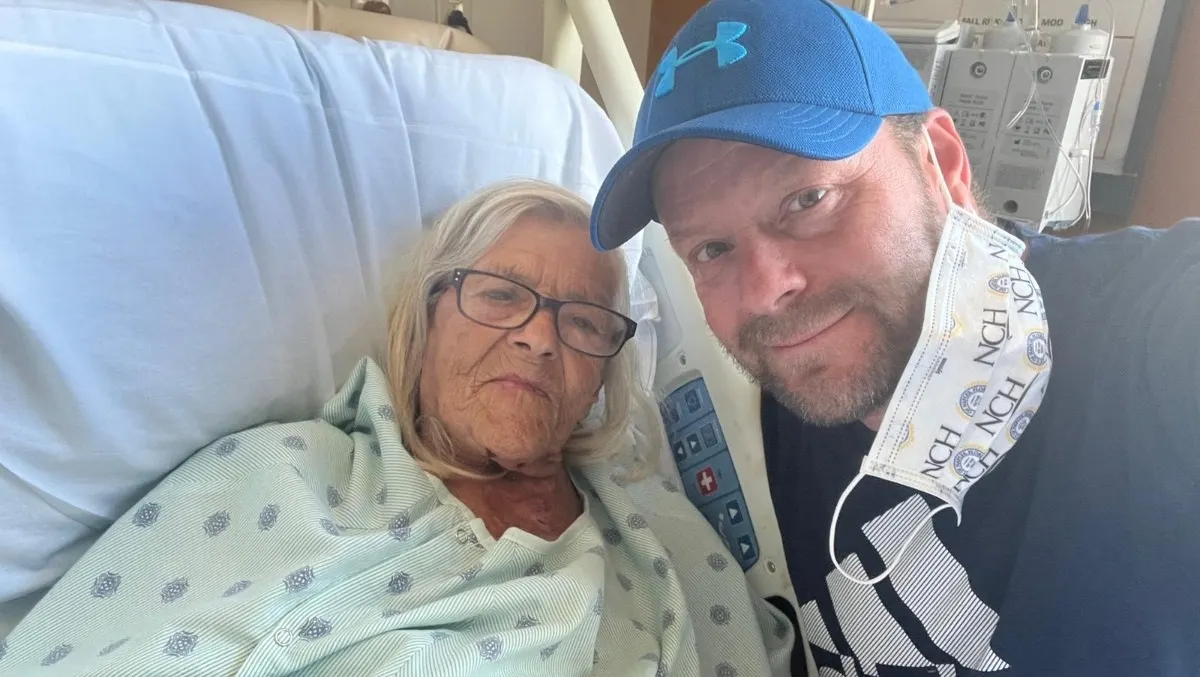 Hombre nadó por las calles de Naples para rescatar a su madre