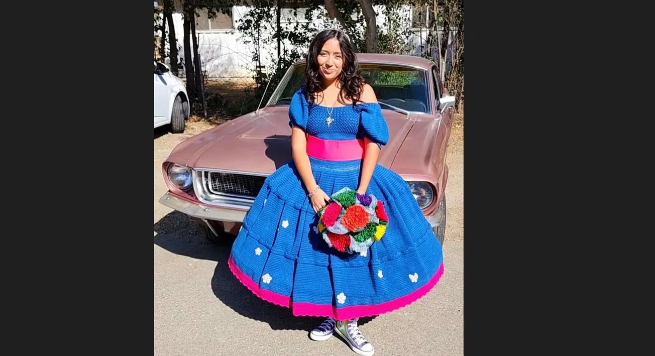 Joven mexicana que vive en California tejió en crochet su vestido de 15 años