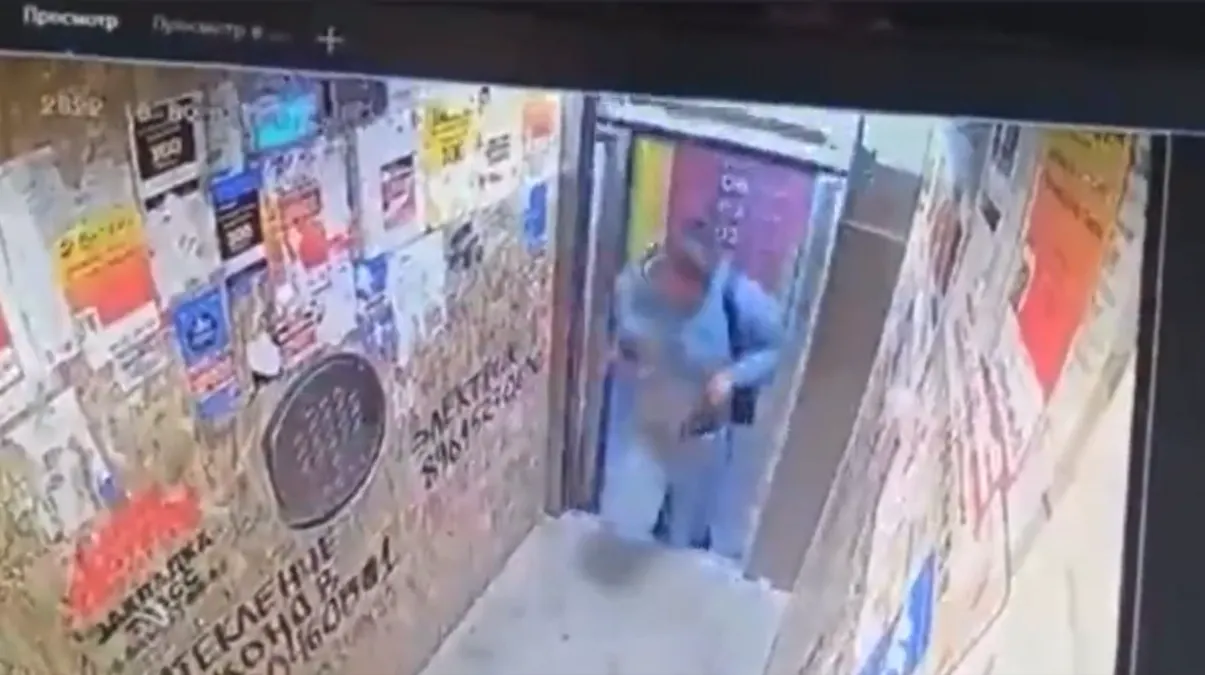 Joven se salva de quedar atrapado en un ascensor