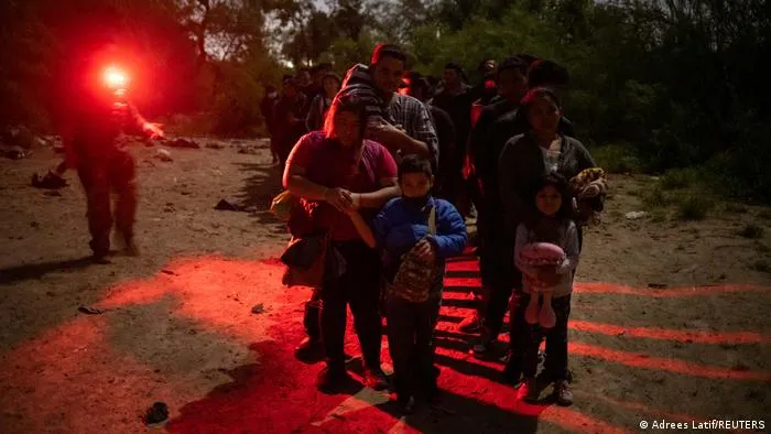 Récord de migrantes detenidos en Estados Unidos