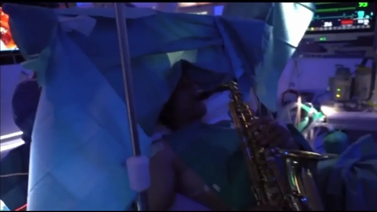 Músico toca el saxofón mientras es operado de un tumor en el cerebro