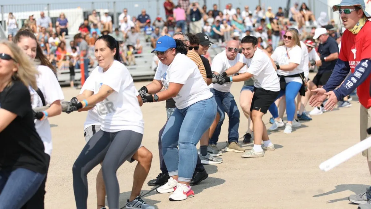 Personas empujan avión transatlántico en competencia en el aeropuerto de Dulles, en WashingtonDC