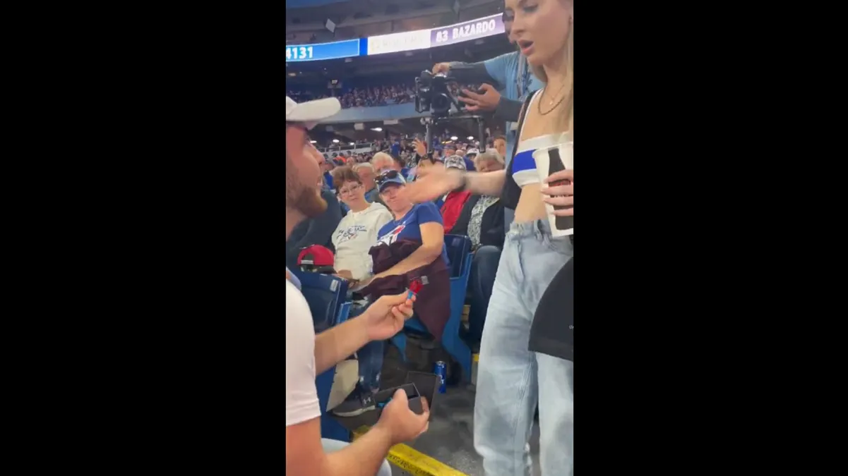 Pidió matrimonio con un anillo de caramelo durante partido de la MLB, pero no terminó bien