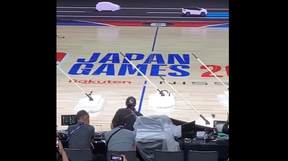 Se viralizan los trapeadores robóticos durante un partido de la NBA en Japón