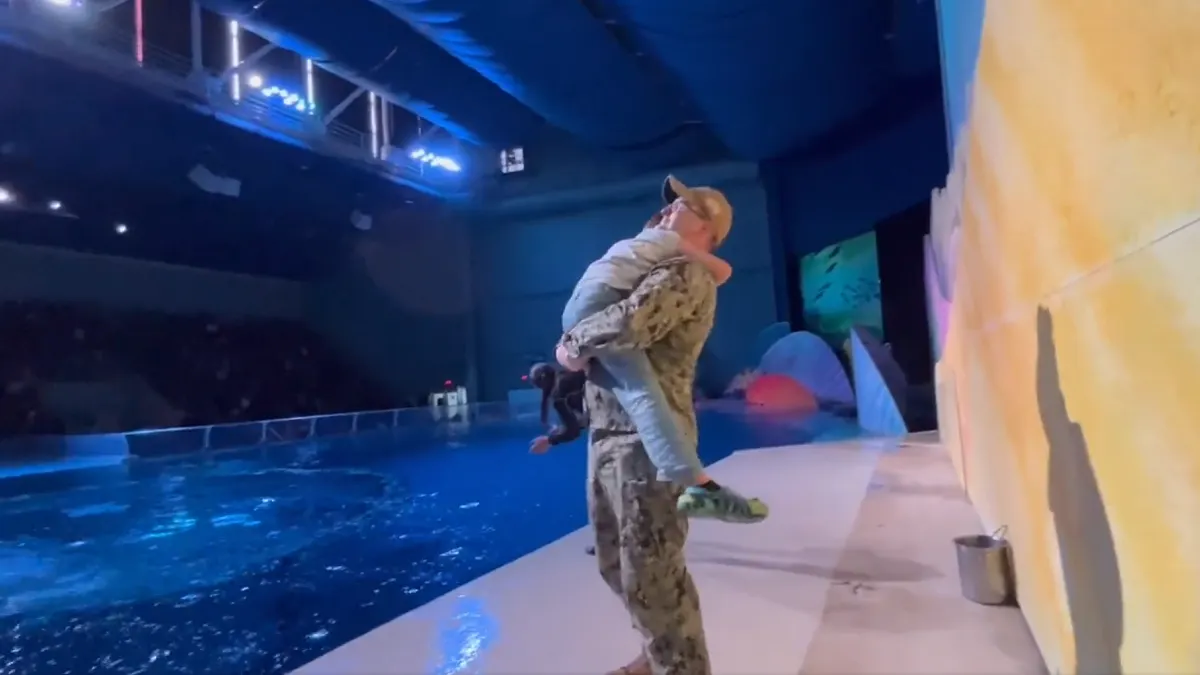 Soldado de la Marina se reencuentra con su hijo en Zoológico de Indianápolis