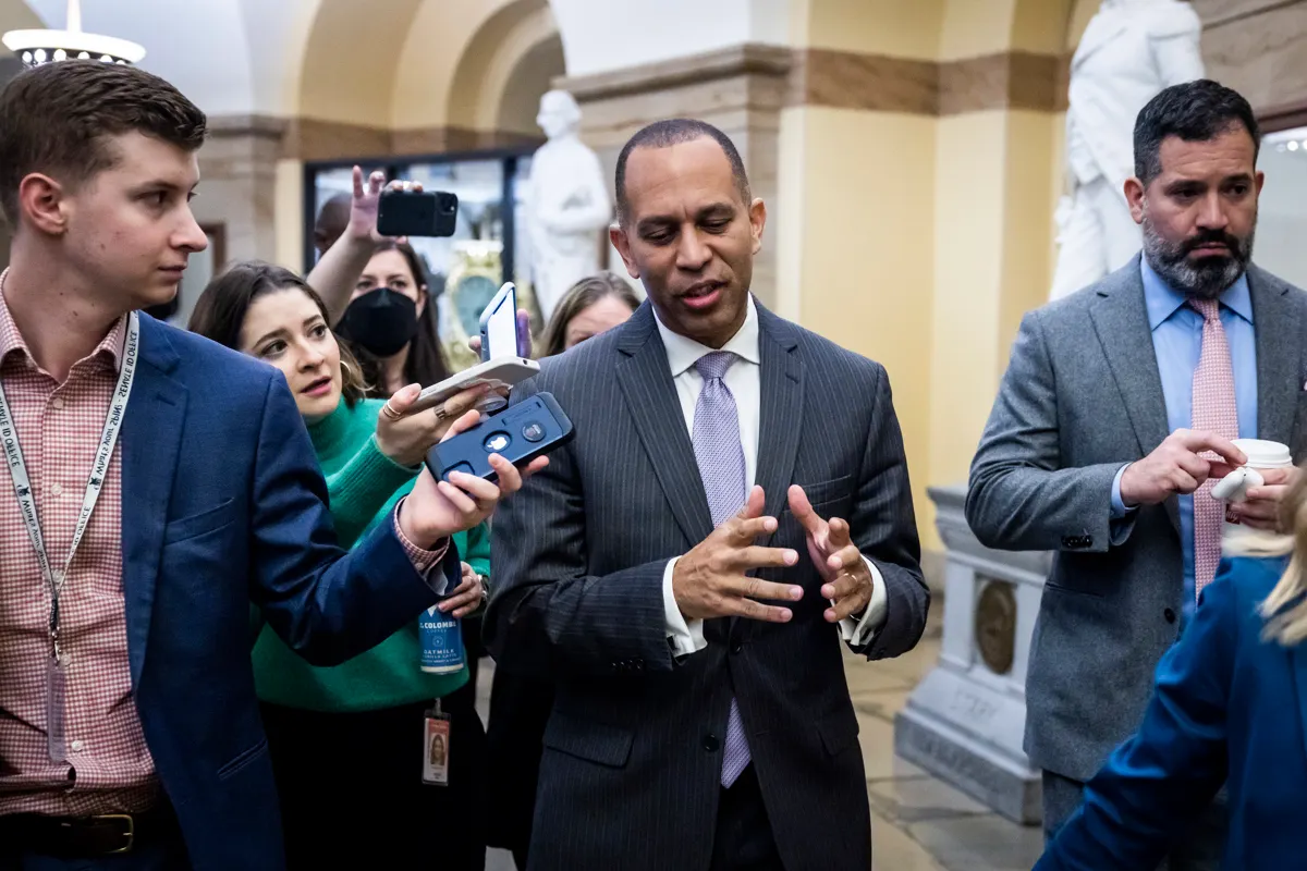 Representante Jeffries le responde a AOC y niega que los demócratas estén desordenados