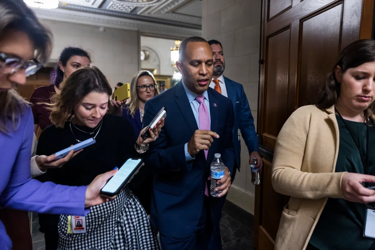 Demócratas eligen a Hakeem Jeffries, el sucesor de Pelosi que hace historia