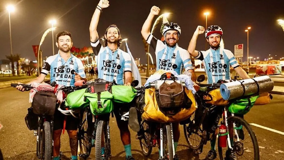 Aficionados recorrieron 10 mil kilómetros en bicicleta para llegar al Mundial de Qatar