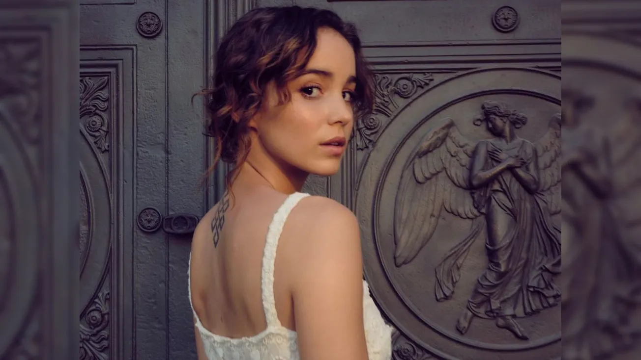 Alba Baptista Chris Evans