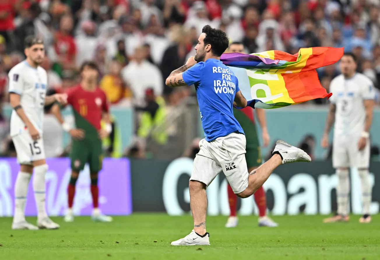Fanático saltó al campo del Mundial Qatar 2022 con una bandera LGBTQ