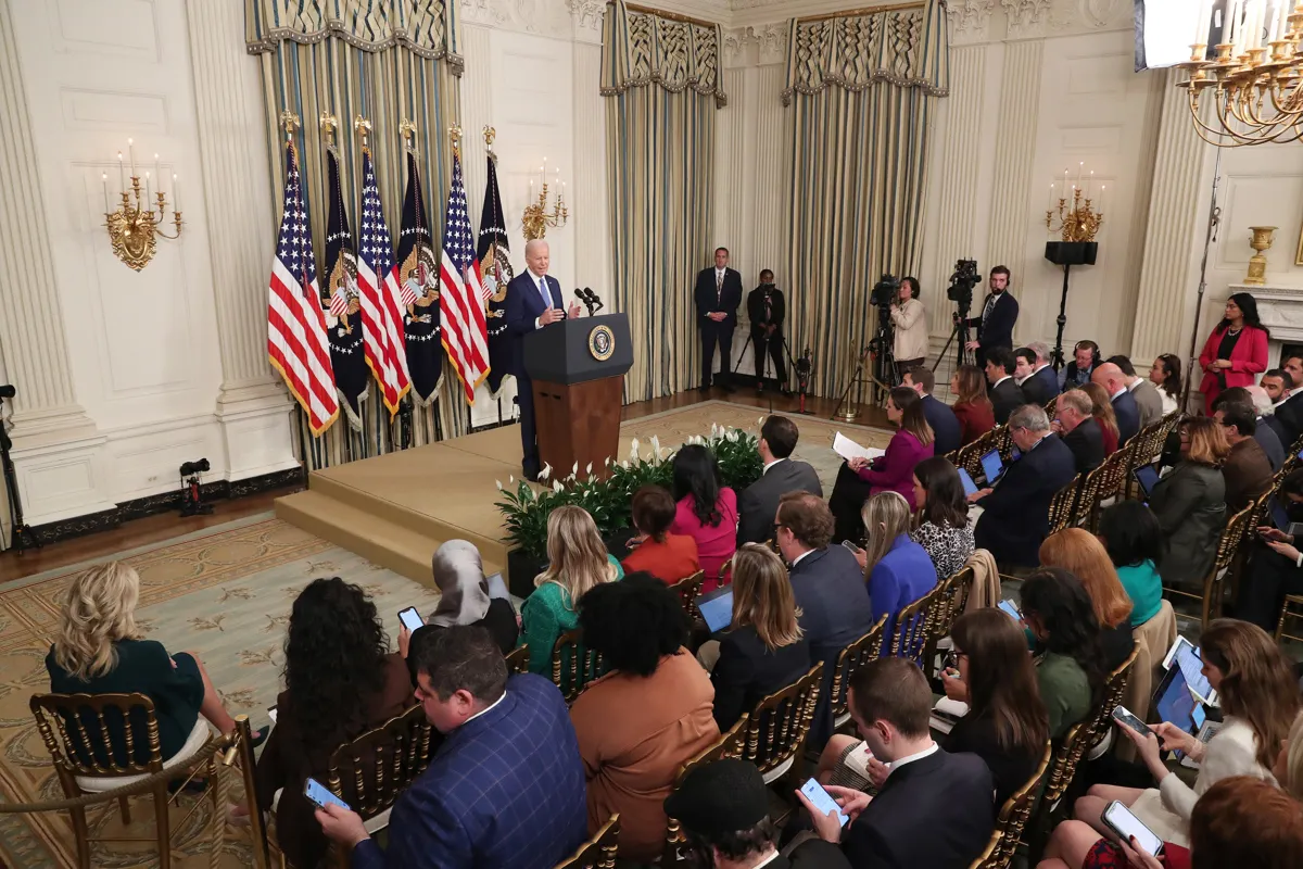 Biden desafía bajas expectativas al frenarse el “tsunami” rojo