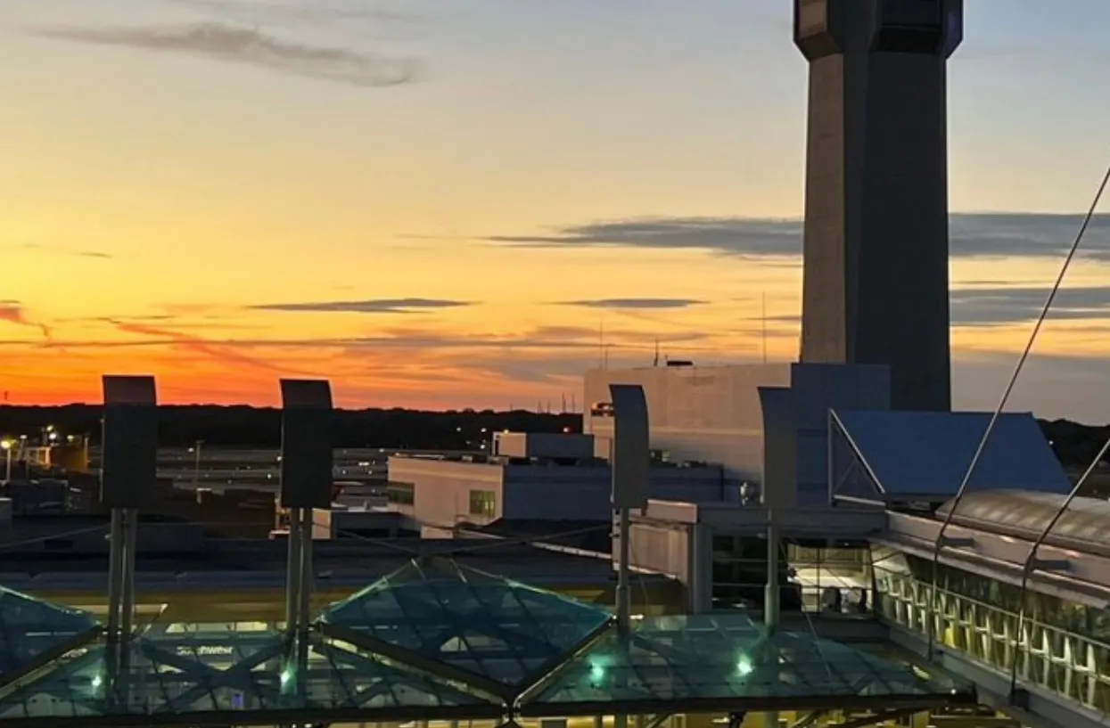 Conductor estrelló su vehículo en el aeropuerto de Cleveland y provocó el caos